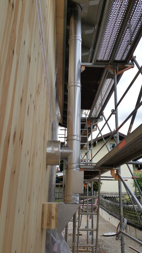 Außenkamin für ein Holzhaus mit Brandschutzblock