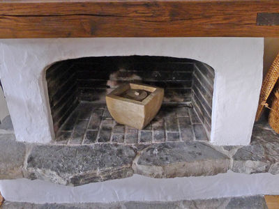 Offener Kamin vor dem Einbau einer Heizkassette. Der Wirkungsgrad der alten Feuerstelle erhöht sich von circa 10 auf rund 80 Prozent.